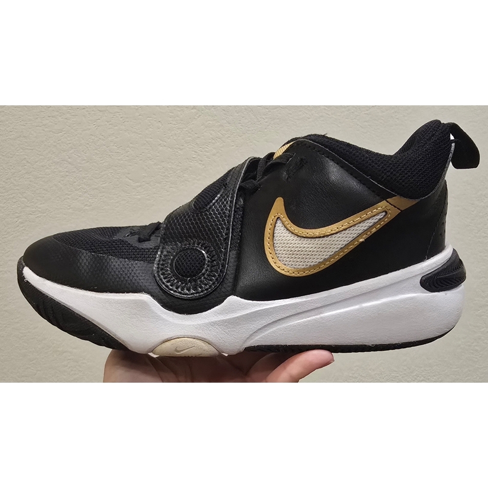 Nike Team Hustle D11 Youth Basketball Shoes Size 4Y Black Gold Athletic Sneakers